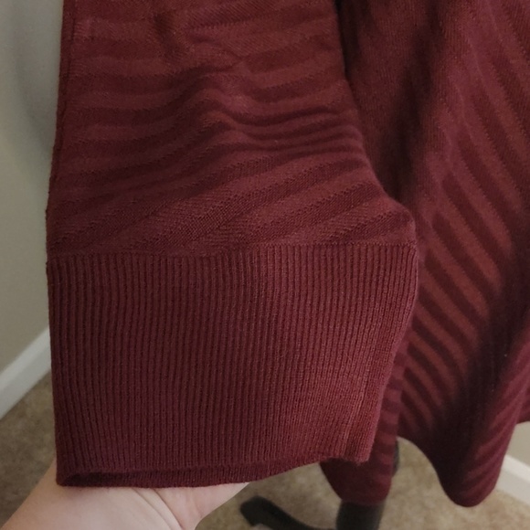 Burgundy v-stripped sweater - Picture 5 of 5